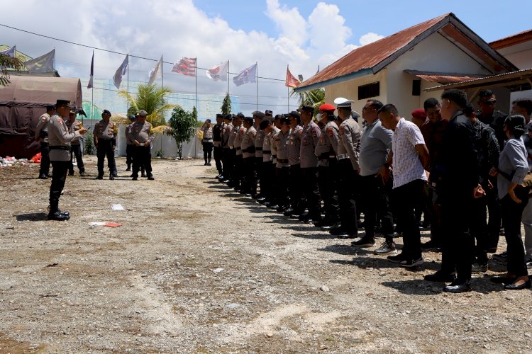 Kabag Ops Polres Rote Ndao Pimpin Pengamanan Rapat Pleno Tertutup Penetapan Pasangan Calon Bupati Dan Wakil Bupati Rote Ndao Pada Pilkada 2024