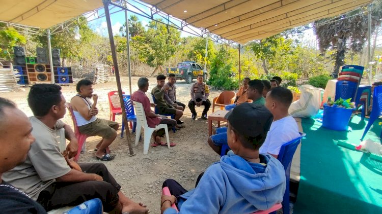 Kapolsek Pantai baru IPDA I Gede P Parwata,S.H berdiskusi dengan Masyarakat sebagai wujud Kemitraan Polri