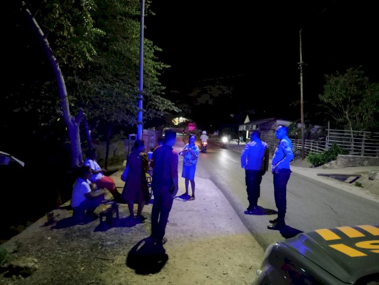 Patroli Lampu Biru Personel Polsek Lobalain Untuk Menciptakan Suasana Kondusif Selama Tahapan OMP Turangga 2024