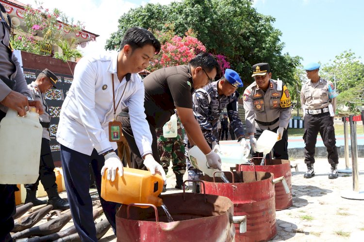 Bersama Unsur Forkopimda, Kapolres Rote Ndao Musnahkan Barang Bukti Hasil Operasi Kepolisian