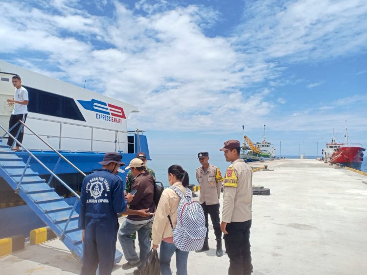 Amankan Pintu Masuk Pulau Rote, Personel Polsek Lobalain Berjaga di Pelabuhan Ba’a