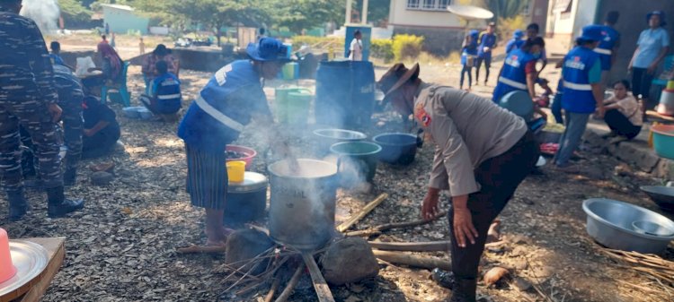 Personel Gabungan Polri dan TNI Masak untuk Pengungsi Erupsi Gunung Lewotobi di Posko Pengungsian Konga