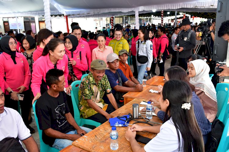 Bantuan Bhayangkari untuk Masyarakat Rote Ndao: Ny. Juliati Sigit Prabowo Berbagi Kebaikan dengan Ribuan Paket Bansos Bagi Masyarakat dan Anak Sekolah