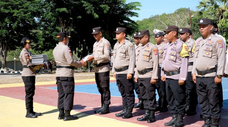 Pemberian Reward Dan Punishment  Bagi Personel Polres Rote Ndao Dan Polsek Jajaran