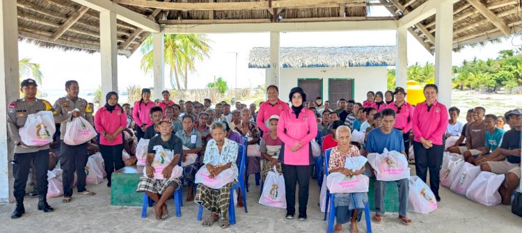 Bhayangkari Peduli Polres Rote Ndao Salurkan 250 Paket Sembako Bantuan dari Ibu Ketua Umum Bhayangkari di Pulau Nuse dan Pulau Ndao