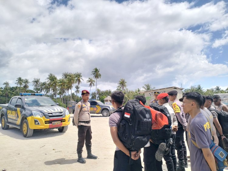 12 Personel Polres Rote Ndao Lakukan Pengawalan Logistik Pilkada Serentak 2024  Menuju Pulau Terluar NKRI