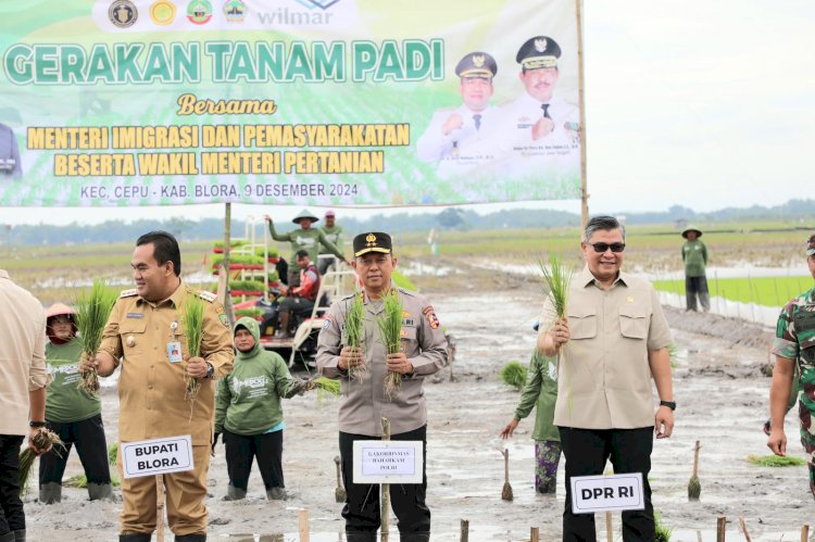 Gugus Tugas Ketahanan Pangan Polri Tanam Padi Serentak, Cetak 10 Ribu Hektare Sawah