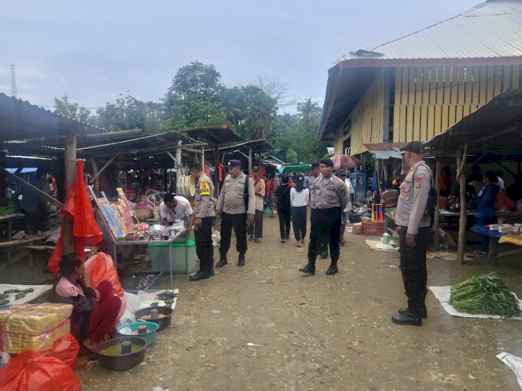 Patroli Polsek Rote Barat Laut Cegah Premanisme  di Pasar Busalangga