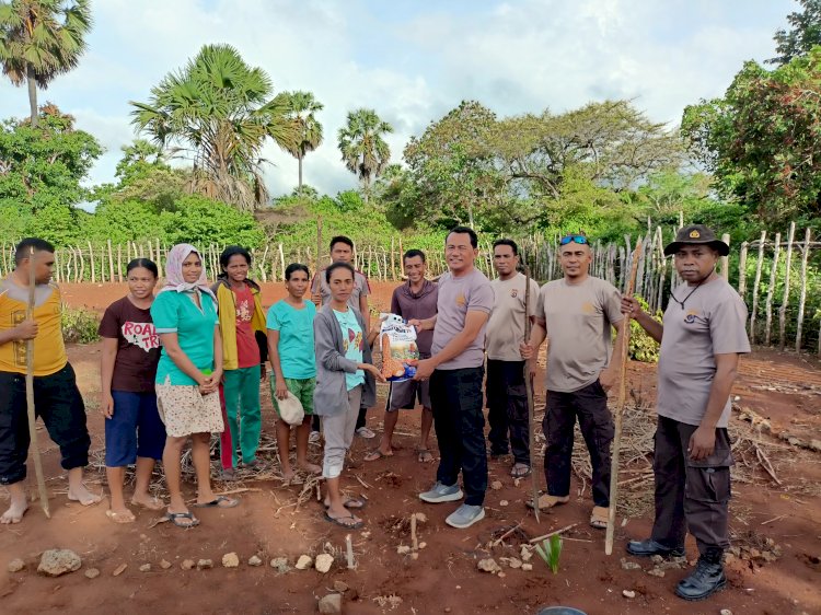 IPDA I Gede P Parwata S.H : Polsek Pantai Baru  Beri Bantuan Bibit Jagung Dan Bersama Masyarakat Dukung Asta Cita Pemerintah