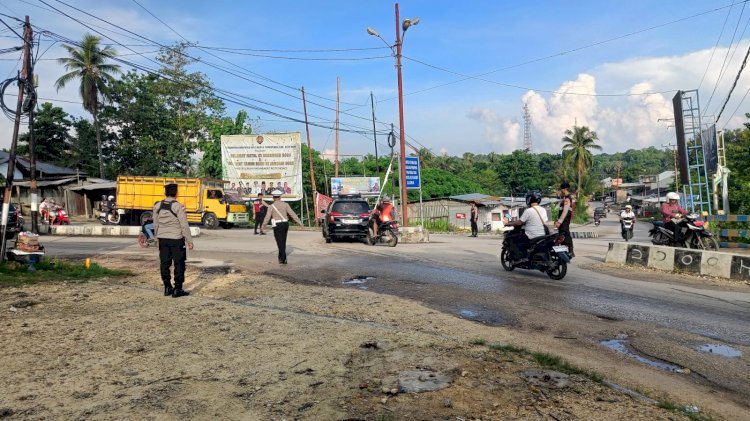 Cegah Kemacetan,Personel Samapta Polres Rote Ndao  Lakukan Pengaturan Arus Lalu Lintas