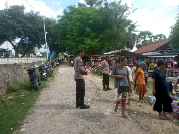 Polsek Rote Barat Daya Laksanakan Pengamanan di Pasar Mingguan Batutua