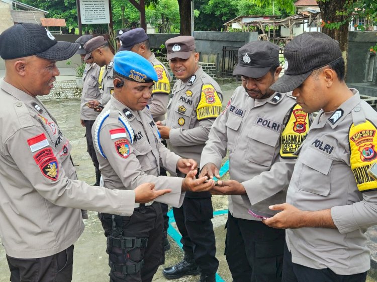 Kapolsek Rote Barat Laut : Sidak Pengawasan HP Personil Polsek Rote Barat Laut Untuk Cegah Judol