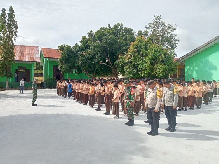 Karya Bakti TNI - Polri Di SMAN 1 Rote Barat Laut Untuk Tingkatkan Kemitraan