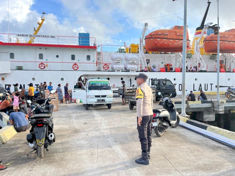 Personel Polsubsektor Ndao Nuse Lakukan Pengamanan di Pelabuhan Perintis Pulau Ndao