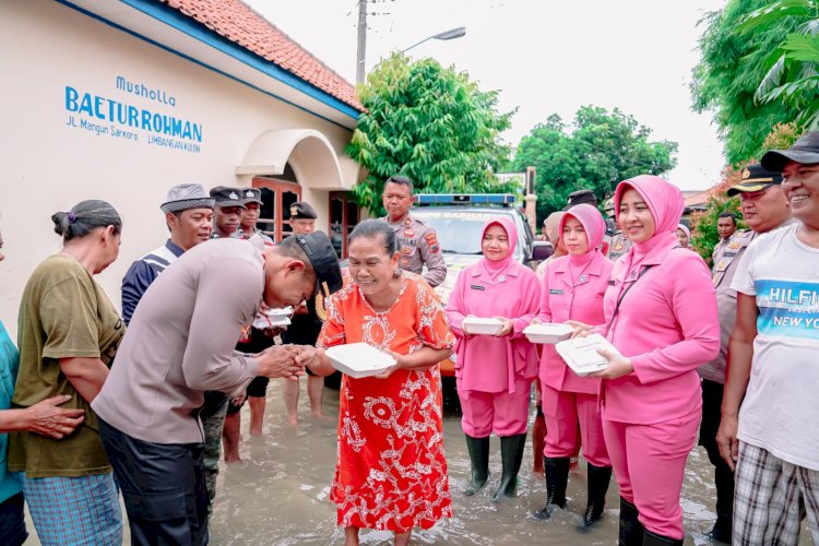 Buka Dapur Umum, 3.000 Paket Nasi Dibagikan Polres Brebes Bantu Warga Terdampak Banjir