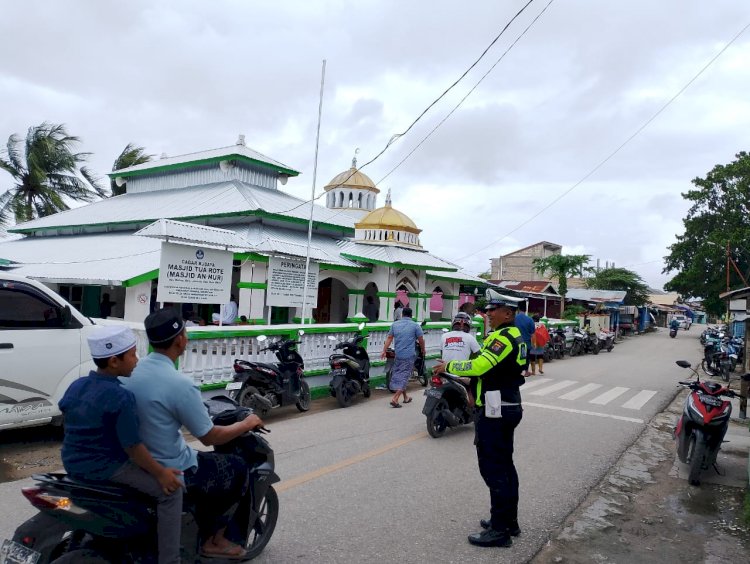 Pastikan Keamanan Sholat Jumat Sat Lantas Polres Rote Ndao Lakukan Pengamanan