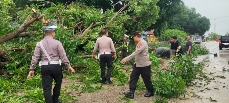 Kapolres Rote Ndao : Cuaca Ekstrim Personel Polres Rote Ndao Disiagakan Bantu Warga