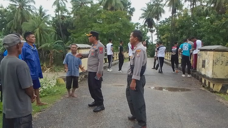 Kapolres Rote Ndao Monitoring Kondisi Warga Dan Berikan Bantuan Sembako Bagi Warga Terdampak Luapan Sungai