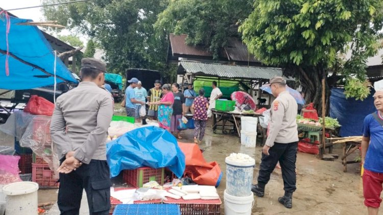 Ciptakan Rasa Aman Bagi Warga Personel Polsek Rote Tengah Patroli Dialogis Dipasar Ufalen