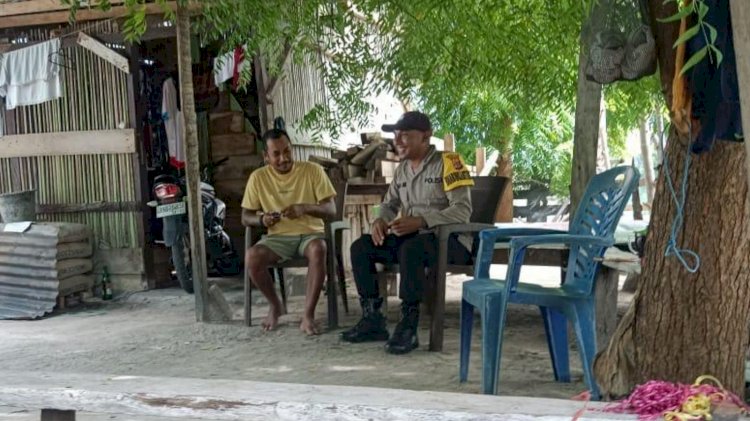 Patroli Dialogis Bhabinkamtibmas di Desa Mbali Lendeiki untuk Jaga Kamtibmas