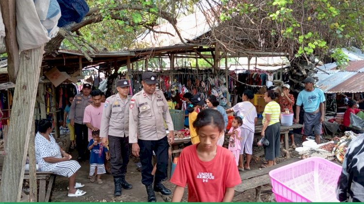 Personel Polsek RBD Lakukan Pengamanan Kegiatan Masyarakat Pada Pasar Sakubatun