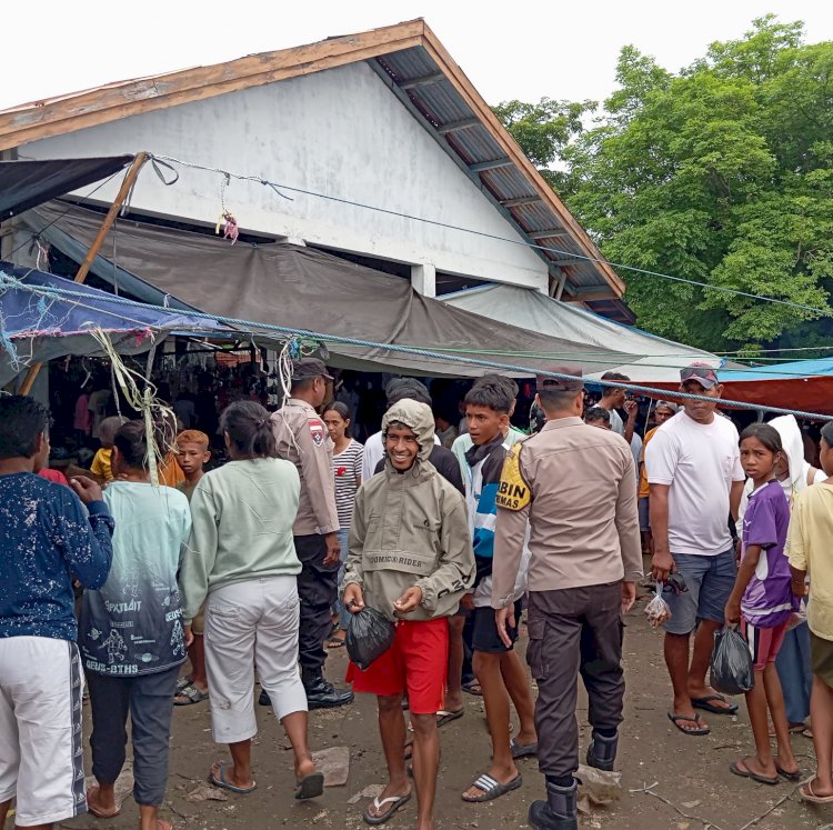 Personel Polsek Rote Barat Daya Monitoring  Dan Pengamanan Kegiatan Masyarakat