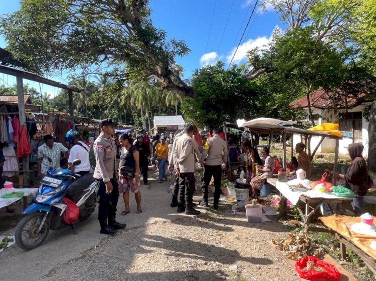 Personel Polsek Rote Barat Laut Lakukan Pengamanan Ketat Pada Pasar Mingguan Busalangga