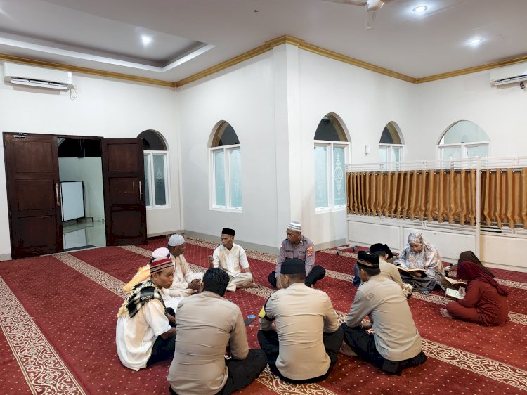 Tadarus Alquran Personel Polsek Lobalain Bersama Jemaah Mesjid Al Ikhwan