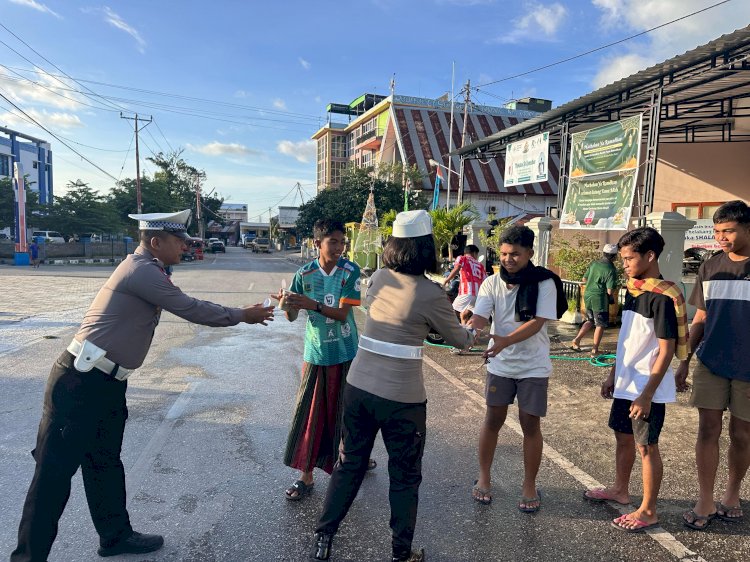 Satuan Lalu Lintas Polres Rote Ndao Berbagi Takjil Bersama Masyarakat