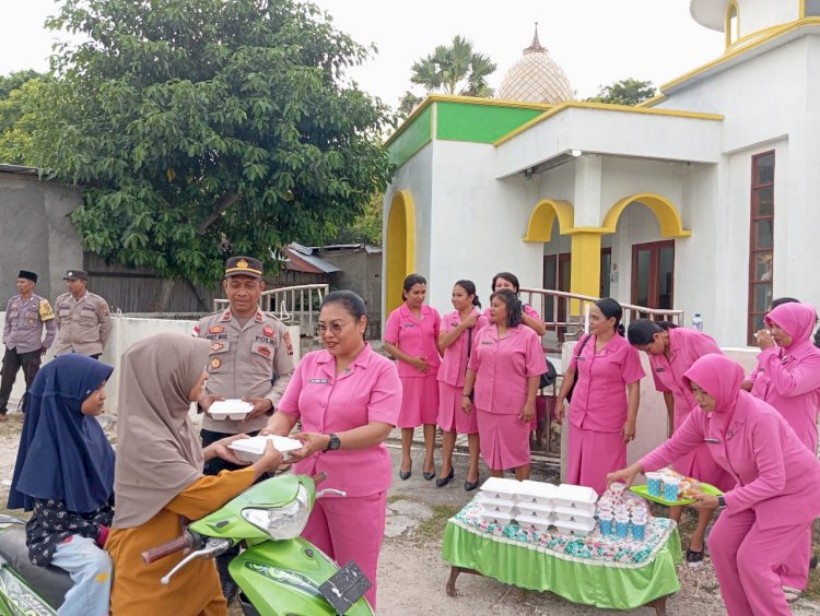 Kapolsek Rote Barat Daya Dan Bhayangkari Berbagi Takjil Dengan Jemaah Nurul Iman Batutua