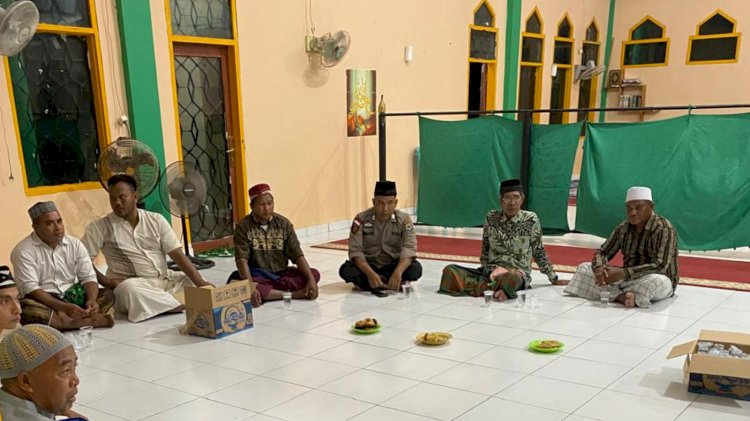 Personel Polsek Rote Timur  Bersama Jemaah Mesjid AL Muhajirin Papela Buka Puasa Bersama