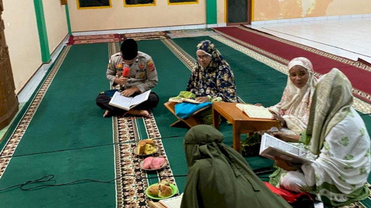 Tingkatkan Nilai Ketaqwaan Personel Polsek Rote Timur Lakukan Tadarus Alquran Bersama Jemaah