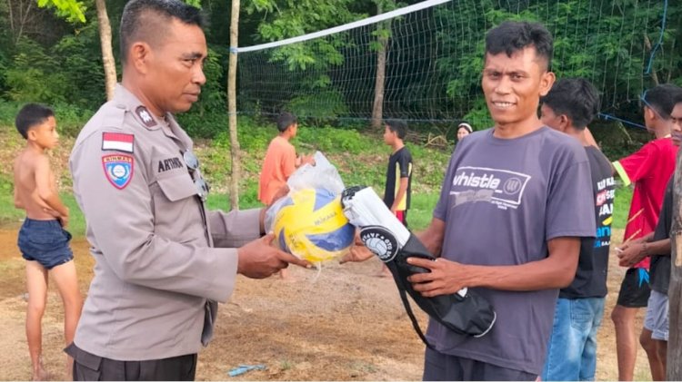 Bantuan Bola Voly Untuk Warga Binaan Dari  Unit Binmas Polsek Rote Tengah