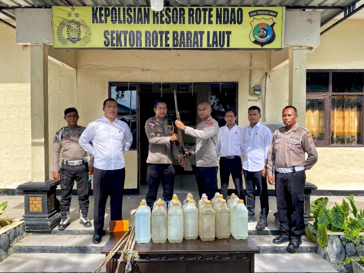 Ipda Andri L Pah : Enam Puluh Lima Liter Sopi Dan Satu Pucuk Senpira Hasil Operasi Pekat Turangga 2025 Polsek Rote Barat Laut