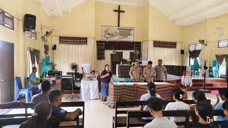 Satuan Binmas Polres Rote Ndao Gelar Sosialisasi Dan Distribusi Perlengkapan Olahraga Bagi Pemuda Gereja GMIT Oedai