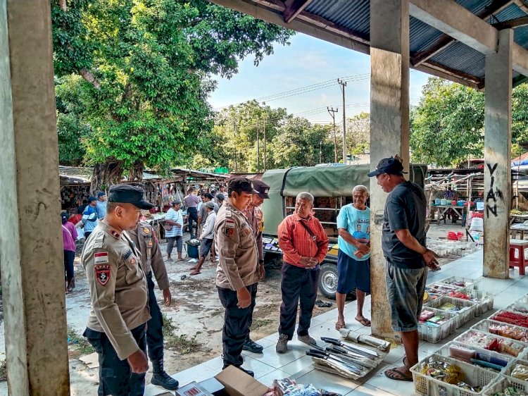 Operasi Pekat Turangga 2025, Personel Polsek Rote Tengah Lakukan Kegiatan Preventif Pada Pasar Nggodimeda