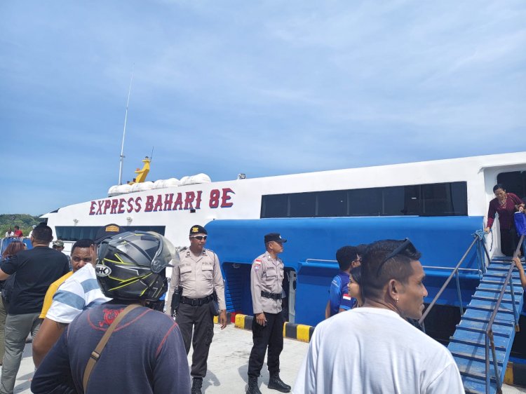 Personel Polsek Lobalain Lakukan Pengamanan Pada Pelabuhan Baa