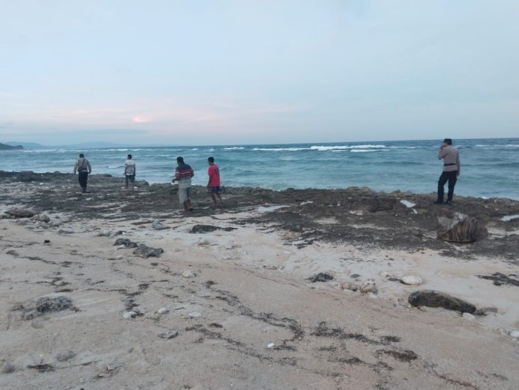 Personel Polres Rote Ndao  Lakukan Upaya Pencarian Melalui  Pesisir Pantai Selatan  Hilangnya  KM Berkat Baru