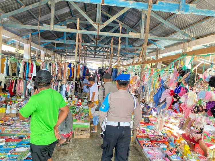 Pencegahan Potensi Gangguan Kamtibmas Pada Pasar Tudameda Oleh Personel Polsek Rote Barat Daya