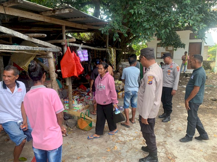 Personel Polsek Rote Tengah  Gelar Patroli Dialogis di Pasar Mingguan Nggodimeda