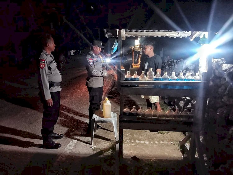 Kapolsek Rote Barat : Ciptakan Kamtibmas Kondusif, Personel Polsek Rote Barat Lakukan Patroli Malam