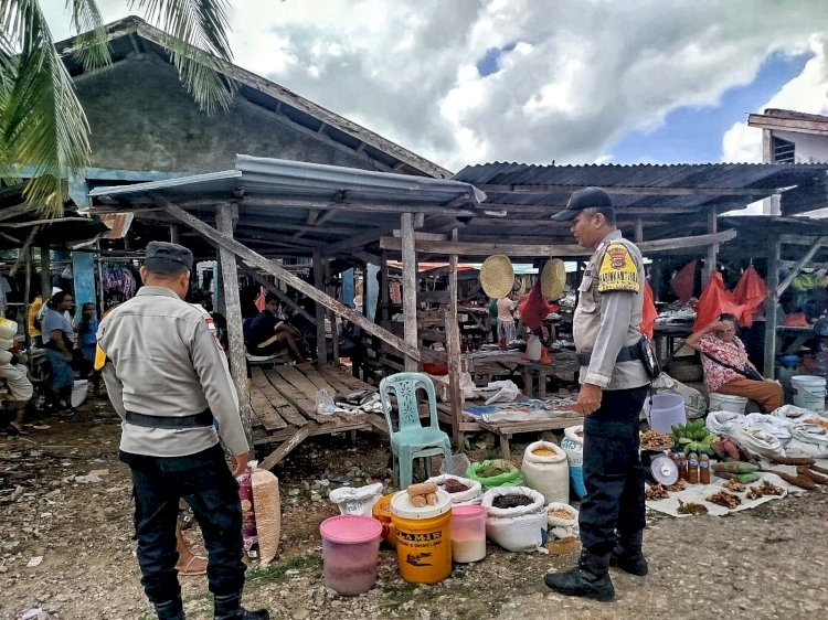Jamin Keamanan Warga Pada Pasar Busalangga , Personel Polsek Rote Barat Laut Lakukan Pengamanan Maksimal