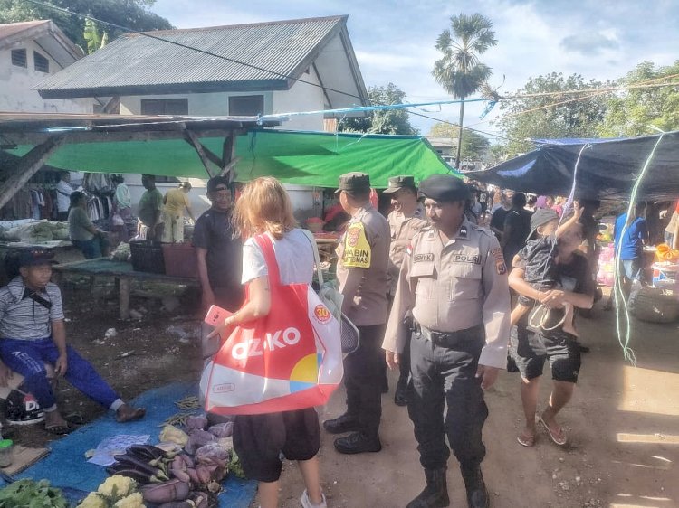 K2YD Polsek Rote Barat Jamin Keamanan Dan Kenyamanan Bagi Warga Di Pasar Sedeoen