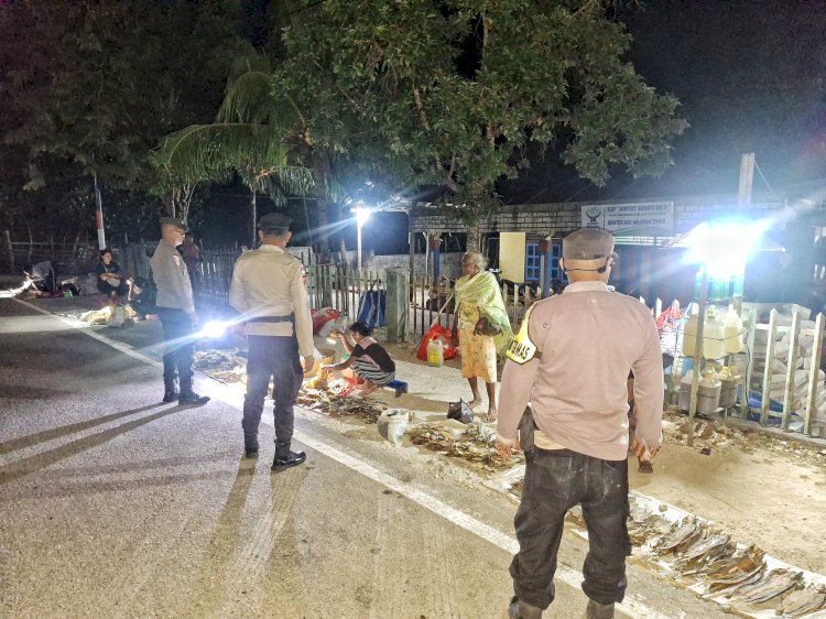 Patroli Malam Personel Polsek Pantaibaru, Monitoring Aktifitas Masyarakat Pada Pasar Olafulihaa