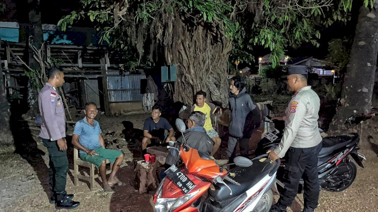 Kapolsek Rote Tengah : Patroli Malam, Upaya Polsek Rote Tengah Jaga Kamtibmas Tetap Kondusif