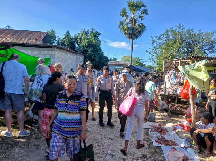 Wujud Pelayanan Kamtibmas Kepada Warga, Personel Polsek Rote Barat Lakukan Pengamanan Pada Pasar Sedeoen