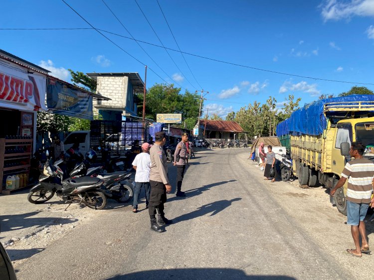Personel Polsek Rote Barat Daya Lakukan Pengamanan Kegiatan Masyarakat Pada Pasar Tudameda
