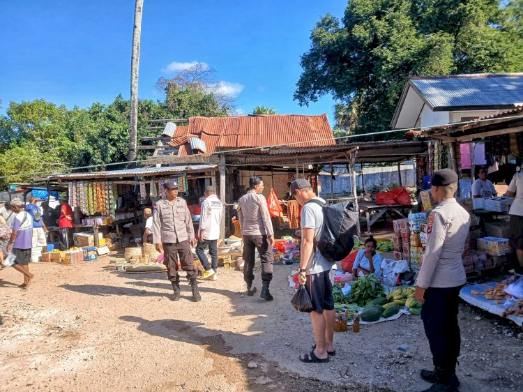 Pengamanan Pada Pasar Sedeoen, Personel Polsek Rote Barat Ingin Memastikan Kamtibmas Terjaga