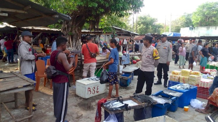 Kegiatan Preventif Gangguan Kamtibmas Pada Pasar Nggodimeda Oleh Personel Polsek Rote Tengah