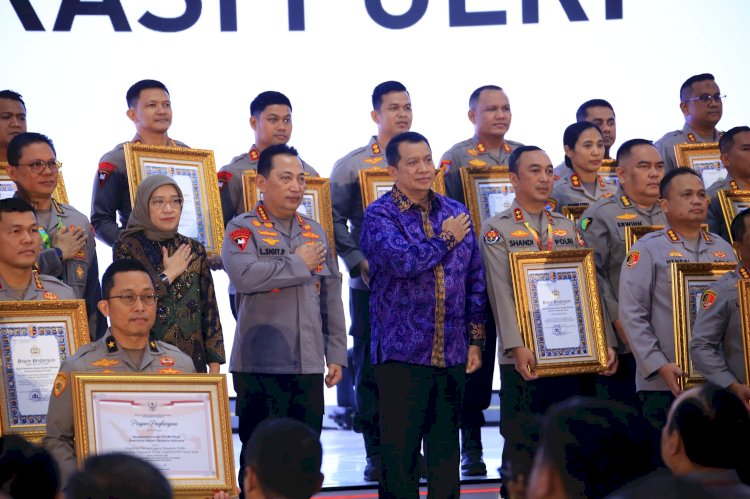 Kapolri Berikan Penghargaan Pembangunan Zona Integritas WBK Kepada Divisi Humas Polri
